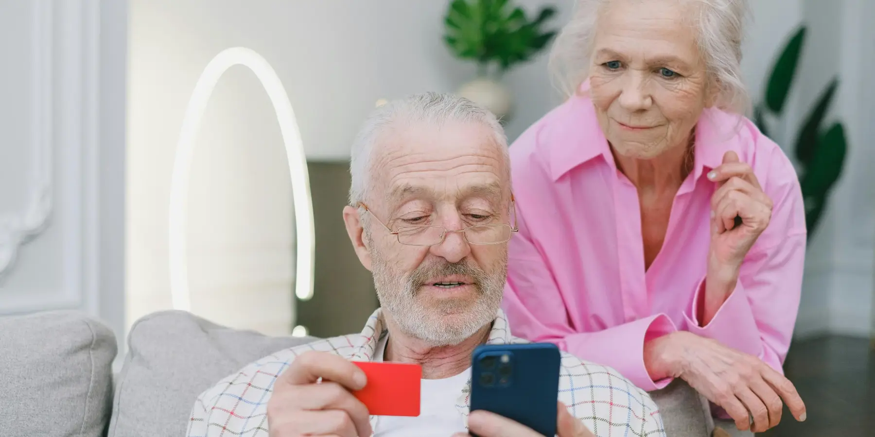 С 1 апреля пособия и пенсии в Армении будут выплачиваться только на банковские карты